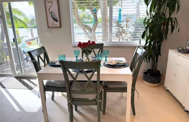 1705 N Riverside Dr photos photos