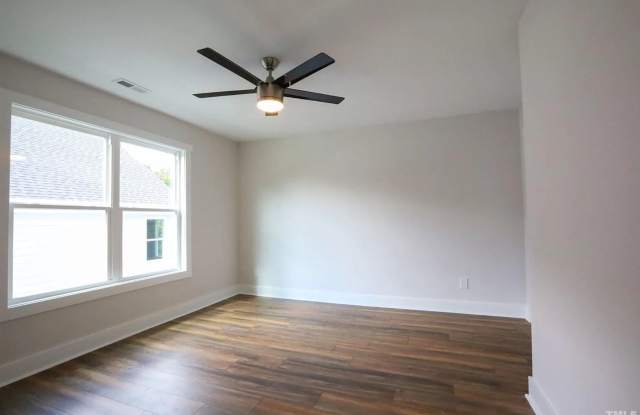 Room in 4 Bedroom Home at Edgerton Dr Gallery 4