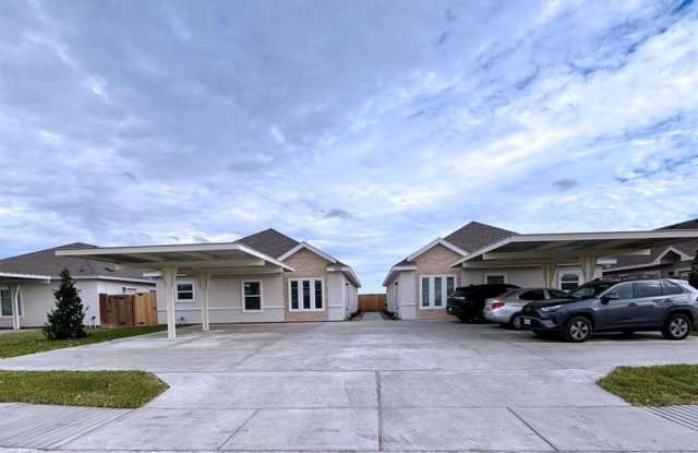 1000 N Clarence Avenue unit: 4 photos photos