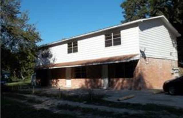 2 Bedroom 1.5 Bathroom Townhouse For Rent at 3409 Avenue R Unit C NW Winter Haven, Fl. 33881 Gallery 1