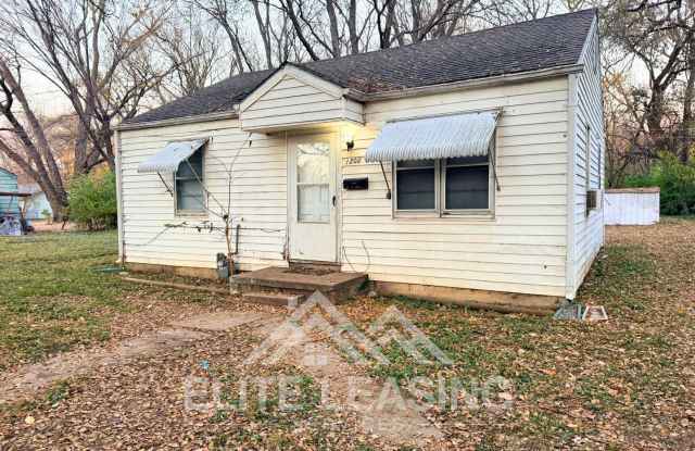 Cozy  Affordable 2BR Home - $775.00/ Month! - 1208 Southeast Locust Street, Topeka, KS 66607
