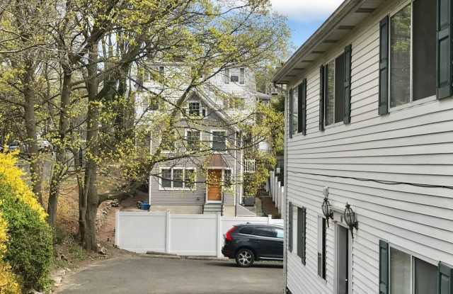 141 Davis Avenue Gallery 3