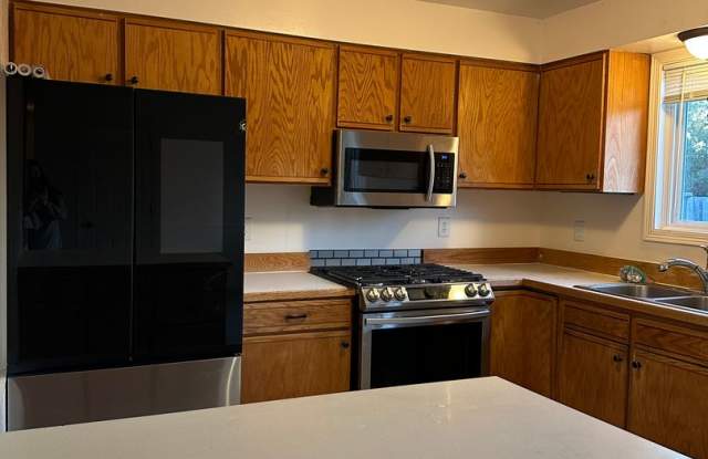 3Bed, 1Bath Ranch Style Single Family Home| HUGE BACKYARD W/ GARDEN BEDS! Gallery 4