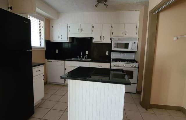 Conveniently Located 3 Bedroom 1 1/2 Bath Home In Gwinnett County! photos photos