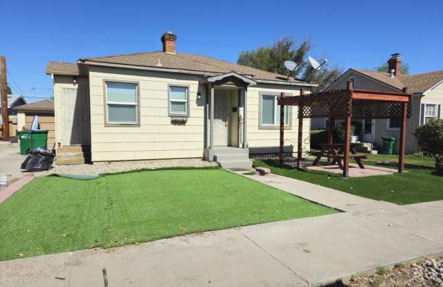 2 Bedroom | 1 Bathroom | 1-Car Garage | Midtown Reno Gallery 1