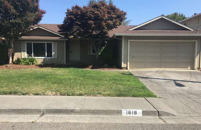One Level House ~ 3br/2ba East Petaluma home - 1618 Saint Anne Way, Petaluma, CA 94954