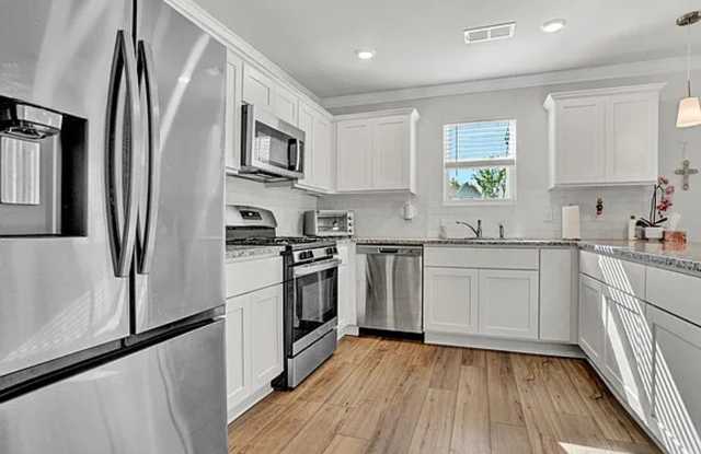 Stunning Home in Easley Gallery 4