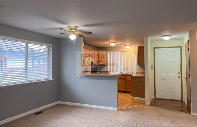 3 Bedroom 2 Bathroom House in NE Tacoma - Spacious Garage + Large Fenced Yard! Gallery 2