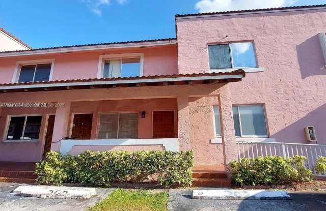 8037 Lake Dr - 8037 Lake Drive, Doral, FL 33166