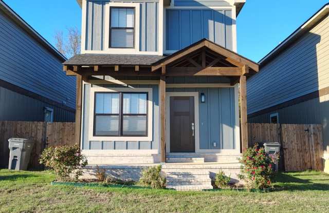 3 Bedroom/2 Bathroom Townhouse • Southside Gallery 1
