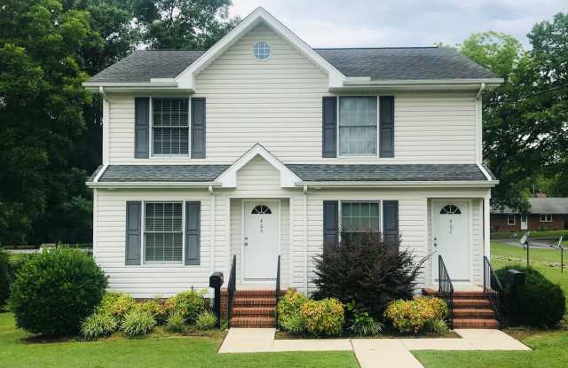 Modern & Traditional with Convenience - 405 North Mecklenburg Avenue, South Hill, VA 23970