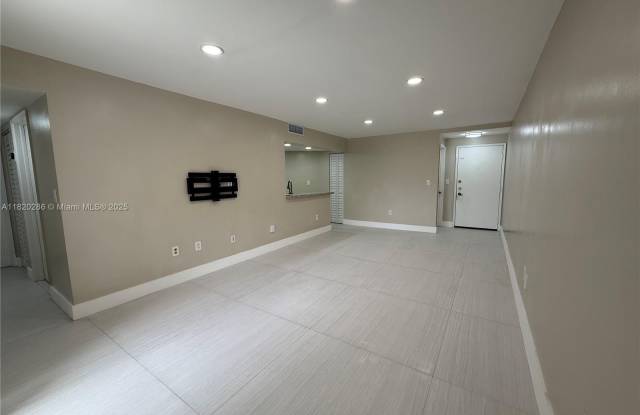 9405 Fontainebleau Blvd photos photos