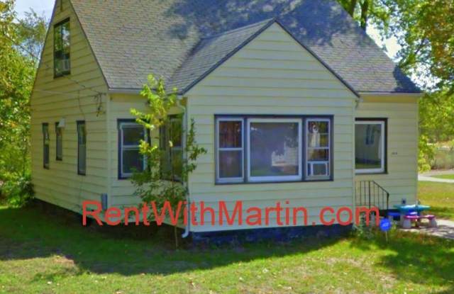 2626 E 4th St *PETS OK**BIG DECK* - 2626 East 4th Street, Waterloo, IA 50703