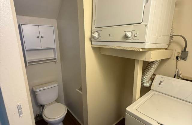 Cozy Efficiency with private backyard Gallery 4