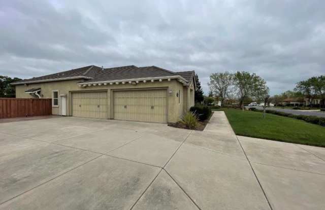 Absolutely Gorgeous Home in Desired Elk Grove Gated Community Gallery 4