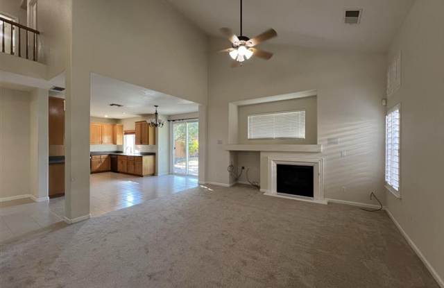 Spacious Home Near Schools, Shopping, Dining, And Freeway Access Gallery 4