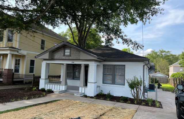 **GET $300 OFF FIRST, FULL 3 MONTHS OF RENT**1565 Walker Ave Unit B: 1BD, 1BA Duplex Unit Located Next Door to Woodward Campus! Water  Trash  Lawncare Included! AVAILABLE NOW! Gallery 4