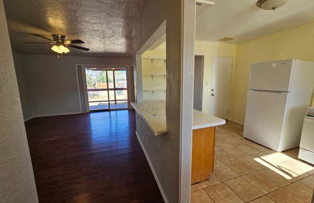 3 Bedroom / 2 Bath Home with Refrigerated Air & 1-Car Garage 6 Month Lease! Gallery 4