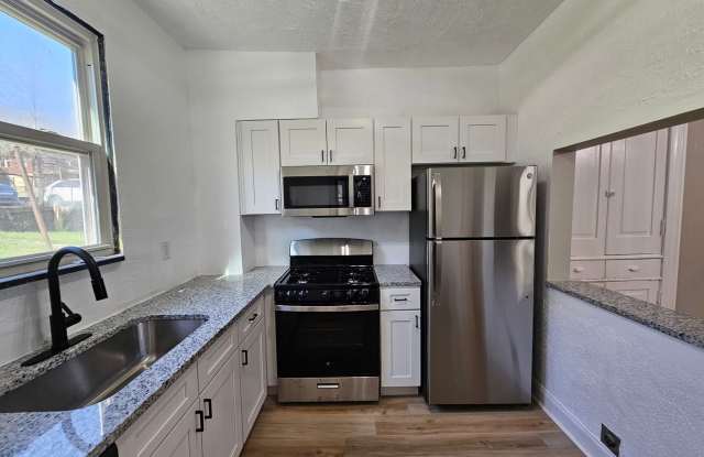 2 bedroom 1 bathroom townhouse for rent in Carnegie! photos photos