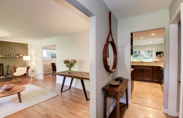 3 Bed 2.5 Bath - Silver Spring Split Level - Steps from Sligo Creek Gallery 3