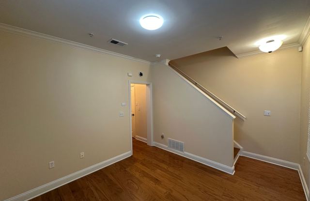 Gated Downtown Memphis Living in a Convenient Location. Pets are welcome with owner's approval. Gallery 4