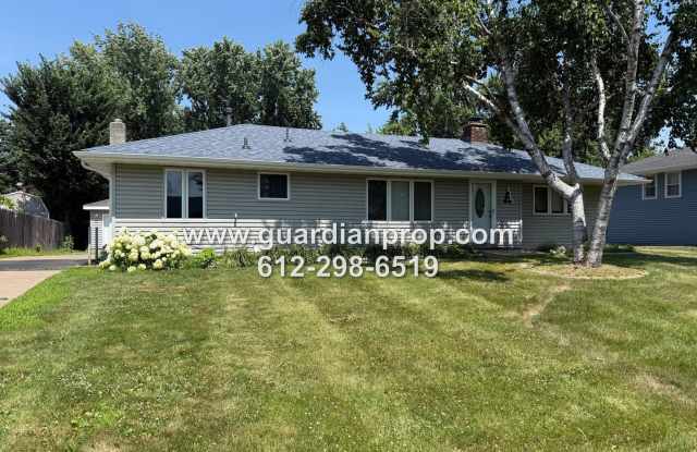 Cottage Grove House Available Now, Lower Family Room, Fireplace, Large Yard, Deck, 2 Car Garage photos photos