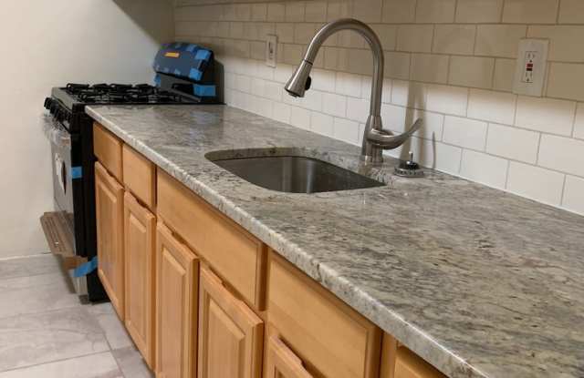SPACIOUS SINGLE FAMILY RENTAL*BEAUTIFUL HARDWOOD FLRS*SS APPLIANCES*FENCED YARD*PETS OK*AVAILABLE NOW!!! - 77 Pine Grove Terrace, Newark, NJ 07106