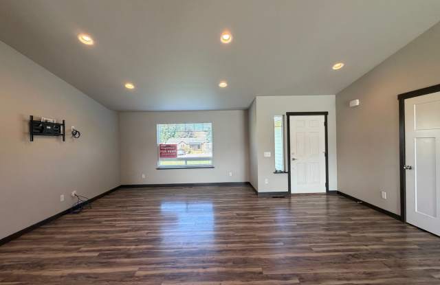 Now renting 3 bedroom House with additional pool house Gallery 4