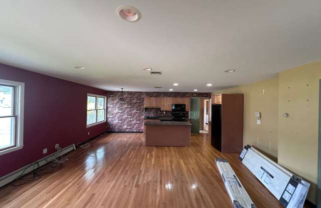 Charming 3BR House in Holtville - 2 Concord Drive, Holtsville, NY 11742