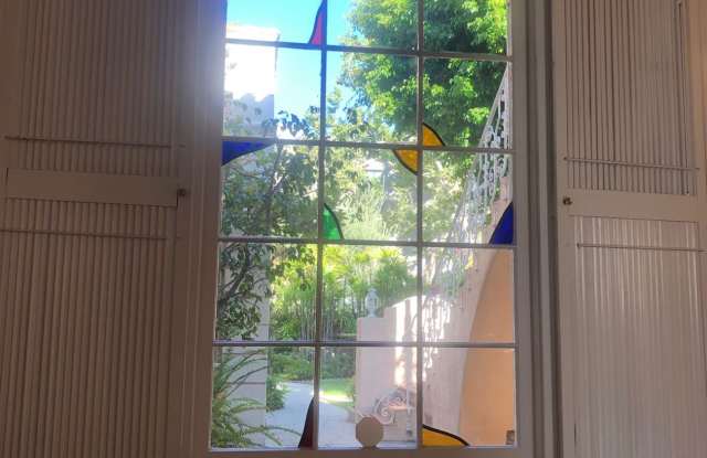 150 South Canon Drive Gallery 3