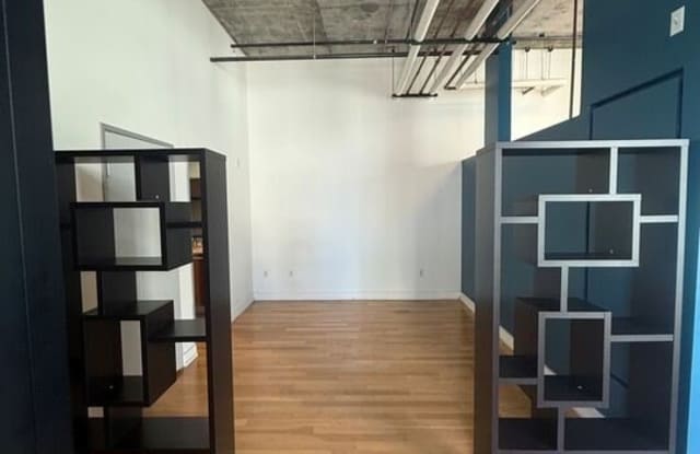 645 W 9th St Gallery 4