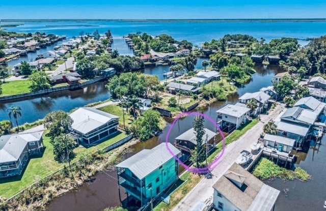 Charming 2BR WATERFRONT Cabin in Cocoa Gallery 1