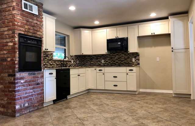 1523 Bryant Street - 1523 Bryant Street, Irving, TX 75061