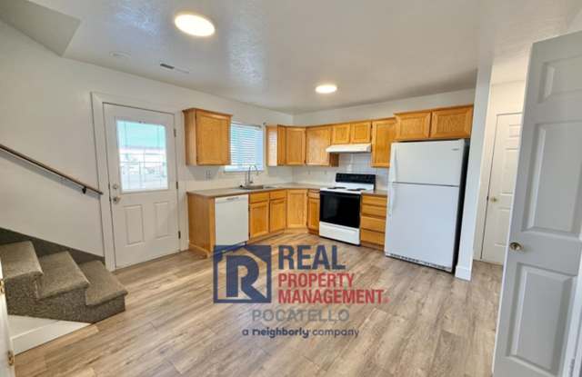 3 Bedroom 1.5 Bath Apartment - 1 car garage Gallery 4