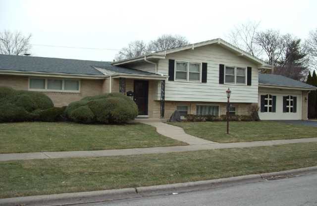 Spacious & Gracious Park Ridge Split w/Sub Bsmt. 4BR 3BA Gallery 1