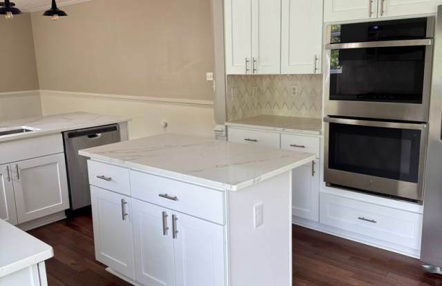 CHARMING HOME IN HIGHLY SOUGHT AFTER NEIGHBORHOOD. Gallery 4