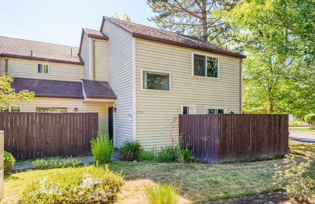 Beautiful 3-Bedroom Townhome in Cross Creek Village photos photos