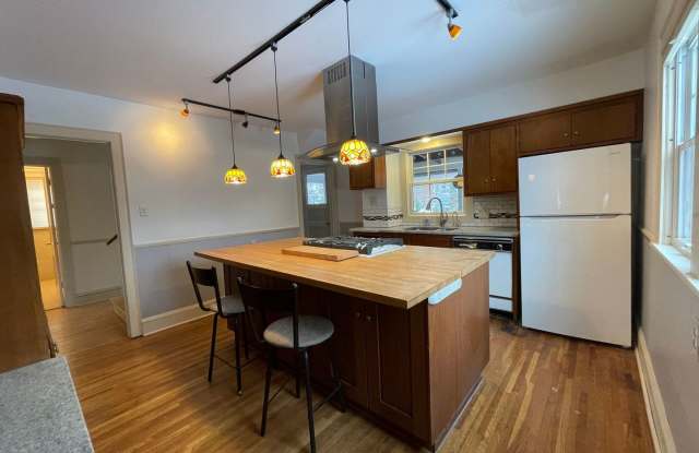 Timeless Spacious 3br + Den/2ba Edina Home w/Hardwood Floors, Large Yard, 2 Car Garage - 5104 Millpond Place, Edina, MN 55436