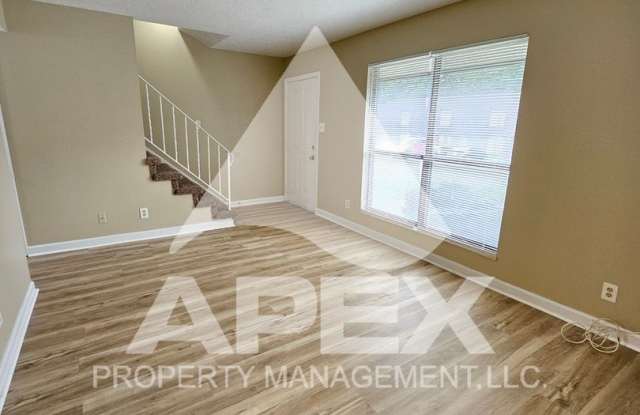 MOVE-IN SPECIAL, $1 RENT!! - Nice 2Bd - 1.5 Ba. Town House in West Knox off Cedar Bluff! END UNIT!! Gallery 4