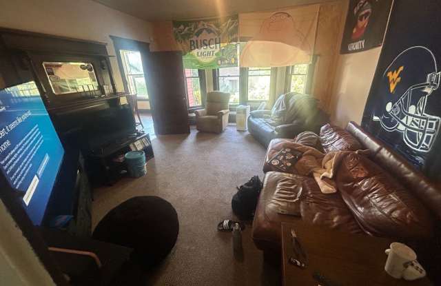 Large 3 Bedroom House - Downtown - Available May 19, 2027! Gallery 4