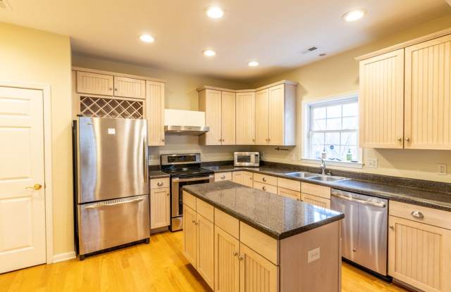 Single Family Home Minutes to DTWN/UVA Area Gallery 4