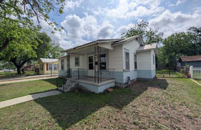Walk to Downtown New Braunfels / Close to Landa Park / Large Backyard / NBISD photos photos