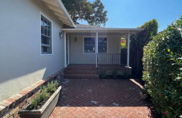 Lovely 2 Bed 2.5 Bath Home - Incredible Parrot Park Location! Gallery 3