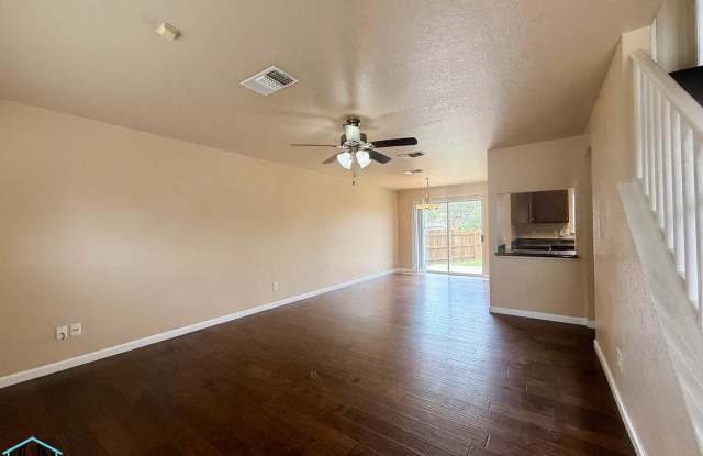 Incredible 3 bed/2.5 bath Home Located in a Beautiful Cul-de-sac! Gallery 4