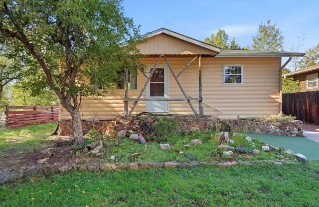 Glorious Mid-Century Property Near Garden of the Gods! Gallery 1