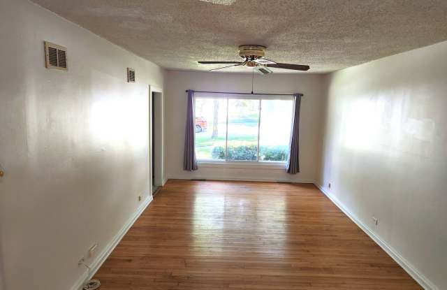 Spacious 2 Bedroom Home w/ 2.5 car garage - Westmont Gallery 3