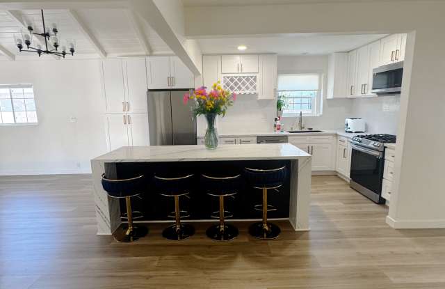 9055 Garibaldi Avenue photos photos