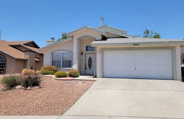 Lovely 3 bedroom 2 bath located in West El Paso!! Special no admin fee, $29 Application fee! photos photos
