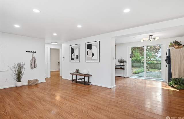 Charming 2 bed, 1 bath with large yard and easy access to I-5, light rail and amenities Gallery 4