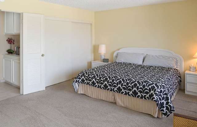 Beautifully Furnished Condo with Mountain Views Gallery 3